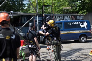 Erlernen und mehrfaches Wiederholen der geplanten, technischen Kollegenrettung mittels Hubrettungsgerät.